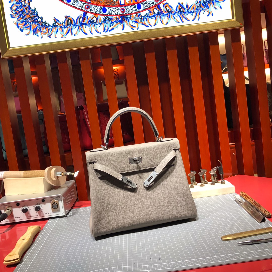 广州包包批发 Hermes爱马仕凯莉包 M8沥青灰顶级Togo牛皮Kelly女包28CM 银扣