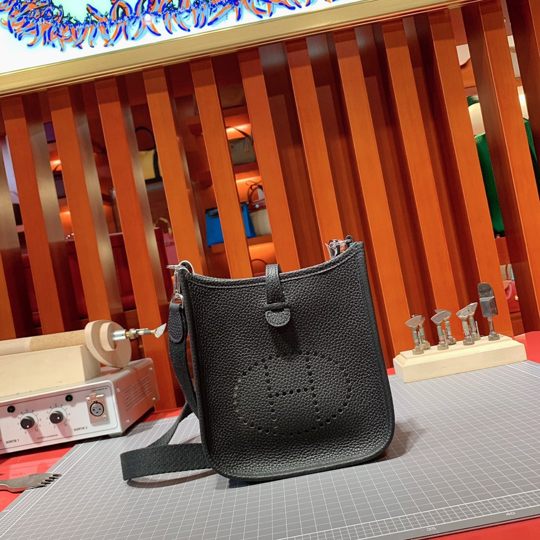 Hermes夏季新款女包 爱马仕黑色原厂Togo牛皮Mini Evelyne伊芙林包 银扣