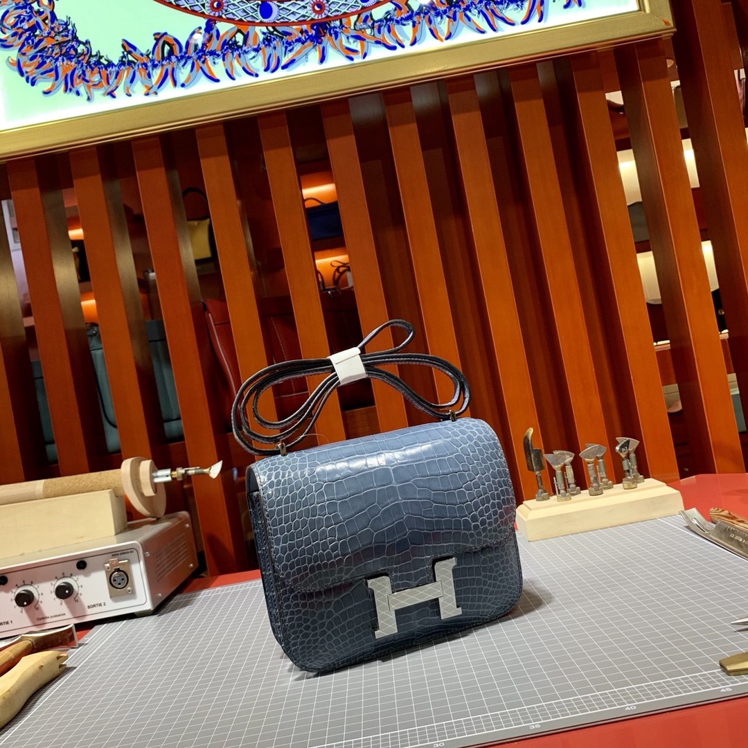 新货 爱马仕康斯坦包 Hermes Constance19CM N7风暴蓝亮面鳄鱼皮 银扣