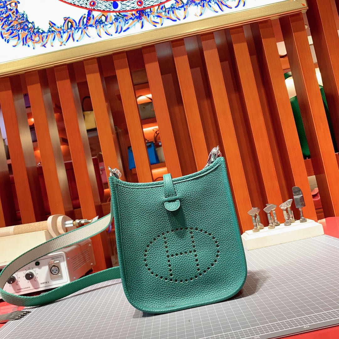 爱马仕单肩斜挎女包 Hermes Mini Evelyne 孔雀绿Togo牛皮伊芙林包 银扣