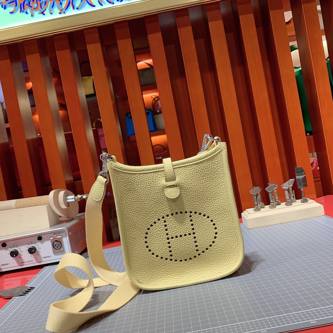 爱马仕包包官网 Hermes Mini Evelyne 小鸡黄Togo牛皮伊芙林包 银扣