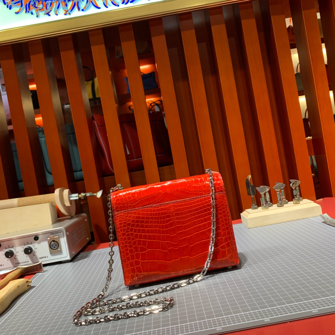 新出 Hermes Verrou17CM 爱马仕D5珊瑚红亮光鳄鱼皮手枪包 银扣