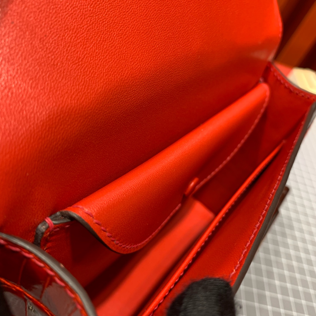 新出 Hermes Verrou17CM 爱马仕D5珊瑚红亮光鳄鱼皮手枪包 银扣