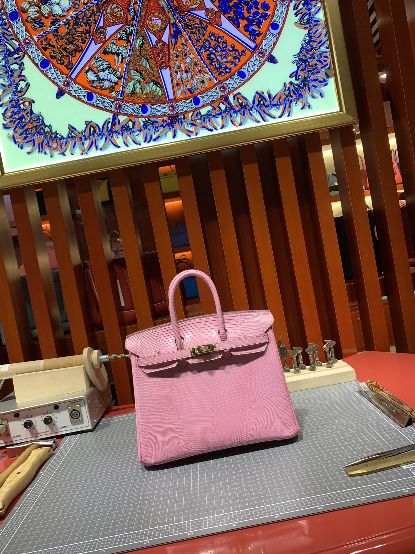 Hermes包包批发 爱马仕稀有动物皮蜥蜴皮铂金包Birkin30CM 樱花粉 金扣