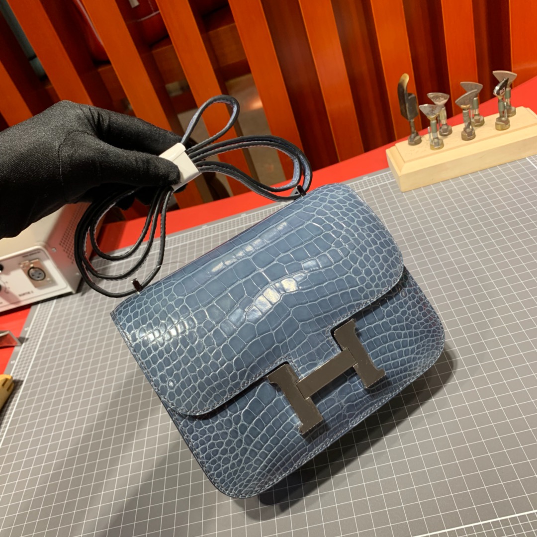 新货 爱马仕康斯坦包 Hermes Constance19CM N7风暴蓝亮面鳄鱼皮 银扣