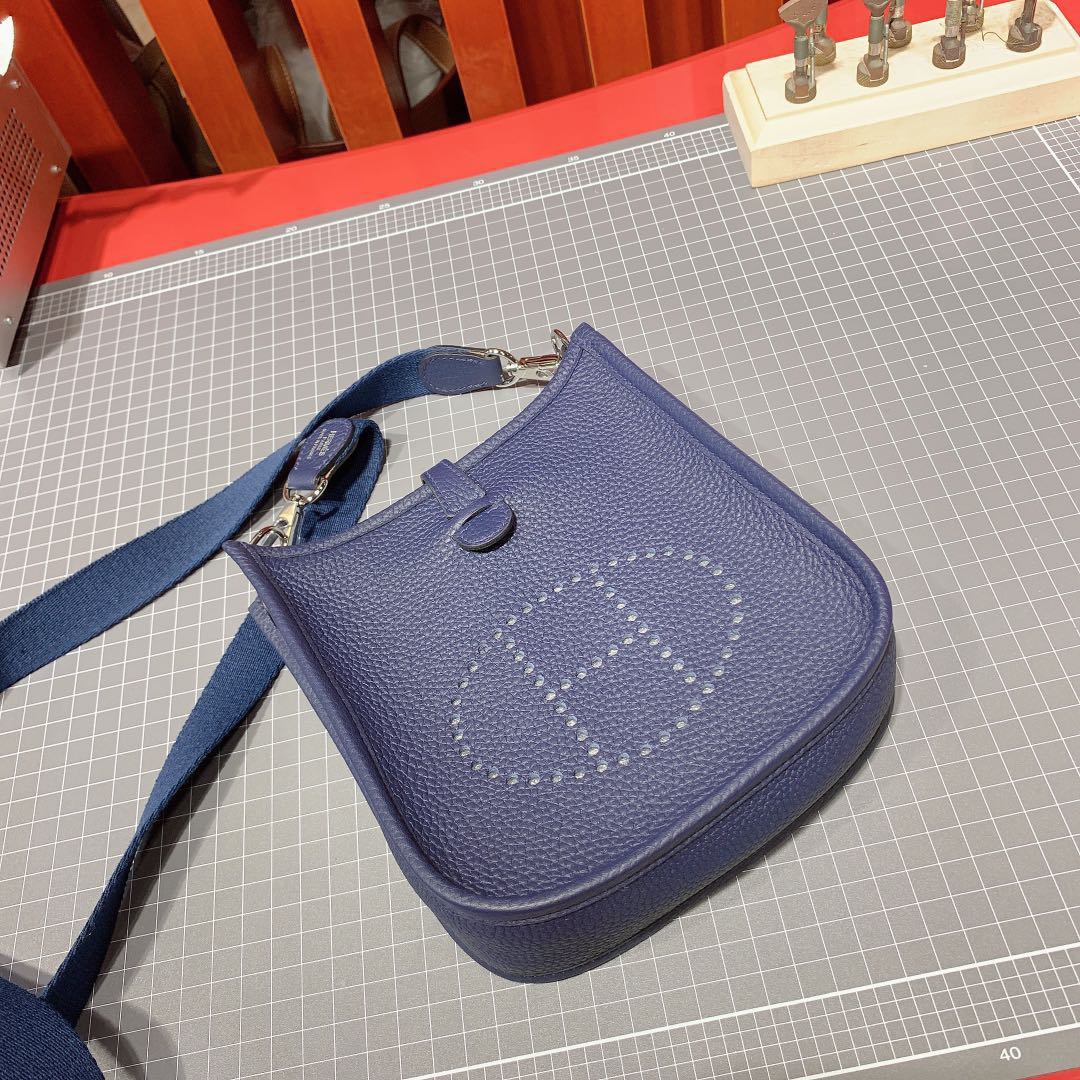 H家入门款 爱马仕宝石蓝原厂Togo牛皮Mini Evelyne伊芙林包 银扣