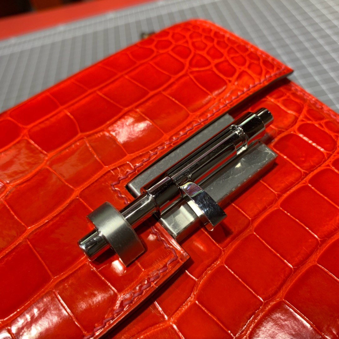 新出 Hermes Verrou17CM 爱马仕D5珊瑚红亮光鳄鱼皮手枪包 银扣