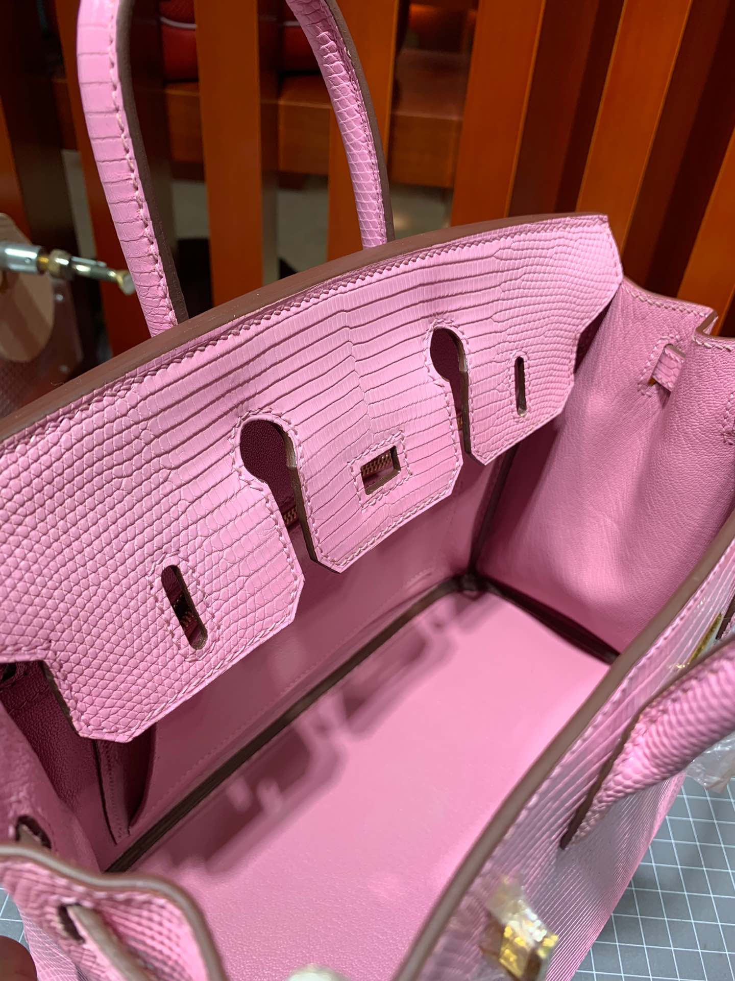 Hermes包包批发 爱马仕稀有动物皮蜥蜴皮铂金包Birkin30CM 樱花粉 金扣