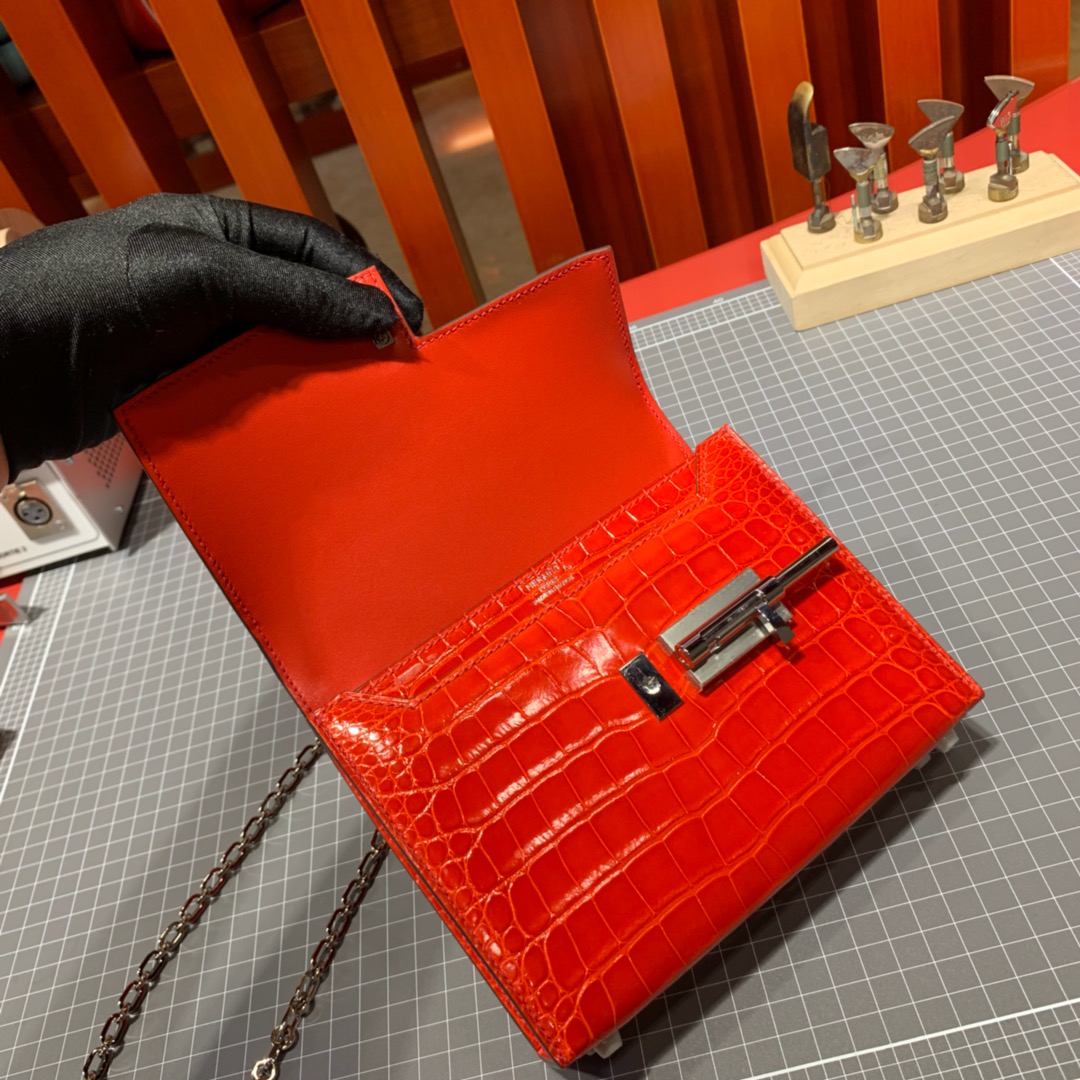 新出 Hermes Verrou17CM 爱马仕D5珊瑚红亮光鳄鱼皮手枪包 银扣