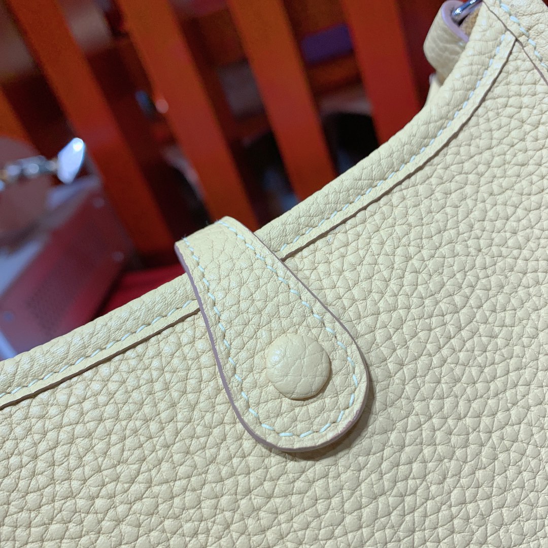 爱马仕包包官网 Hermes Mini Evelyne 小鸡黄Togo牛皮伊芙林包 银扣