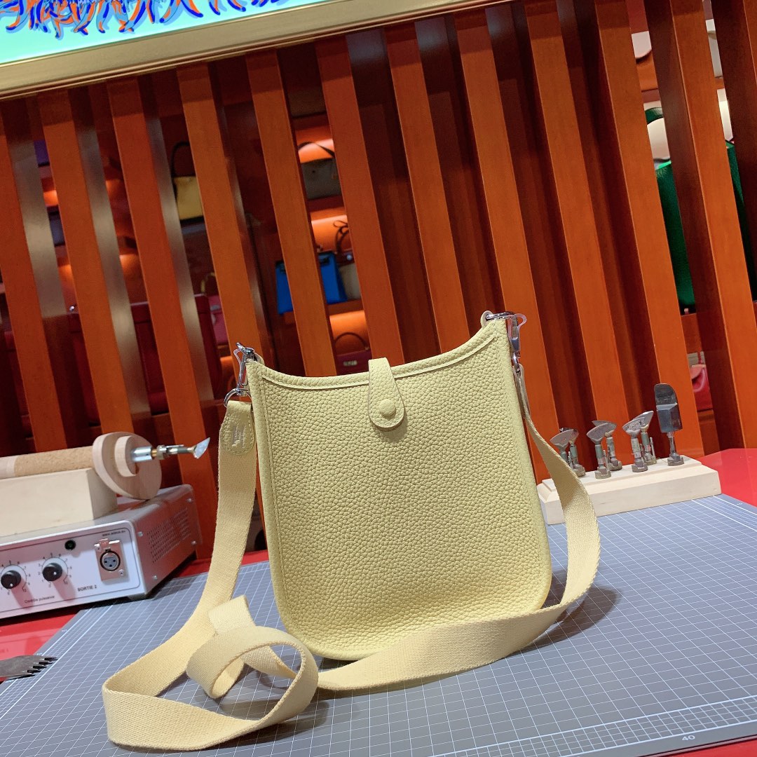 爱马仕包包官网 Hermes Mini Evelyne 小鸡黄Togo牛皮伊芙林包 银扣