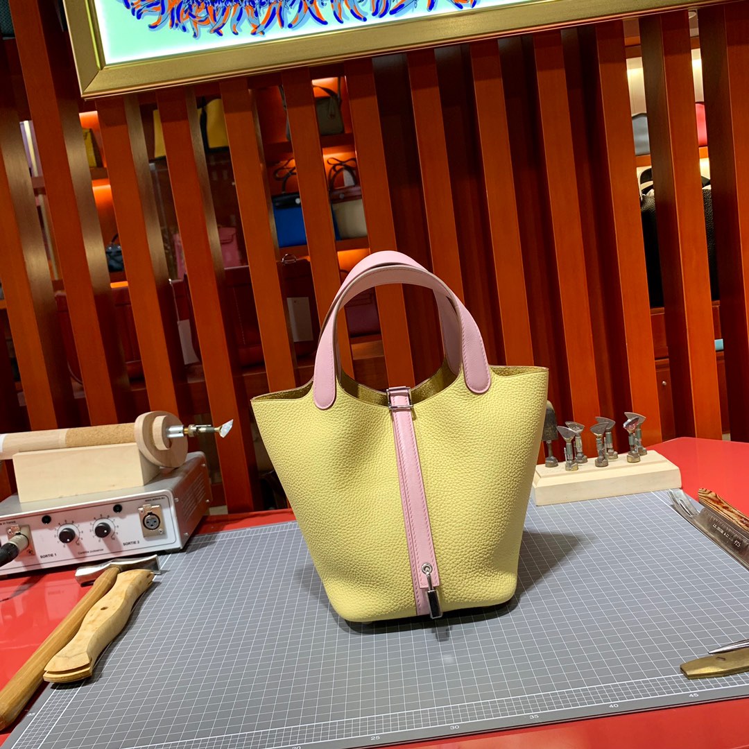 现货 Hermes Picotin18CM 爱马仕拼色菜篮子包 小鸡黄拼奶昔粉Togo皮 银扣