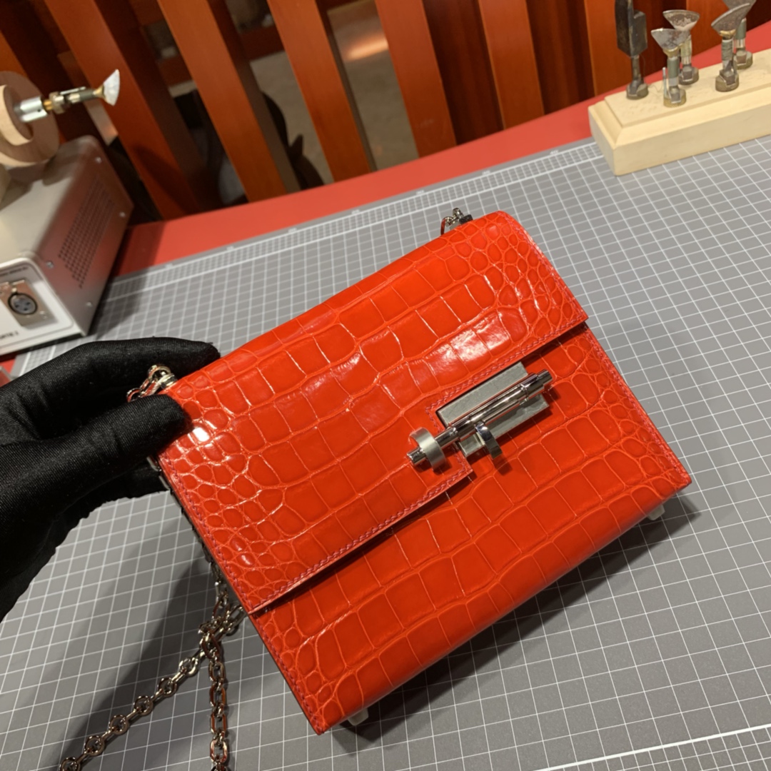 新出 Hermes Verrou17CM 爱马仕D5珊瑚红亮光鳄鱼皮手枪包 银扣