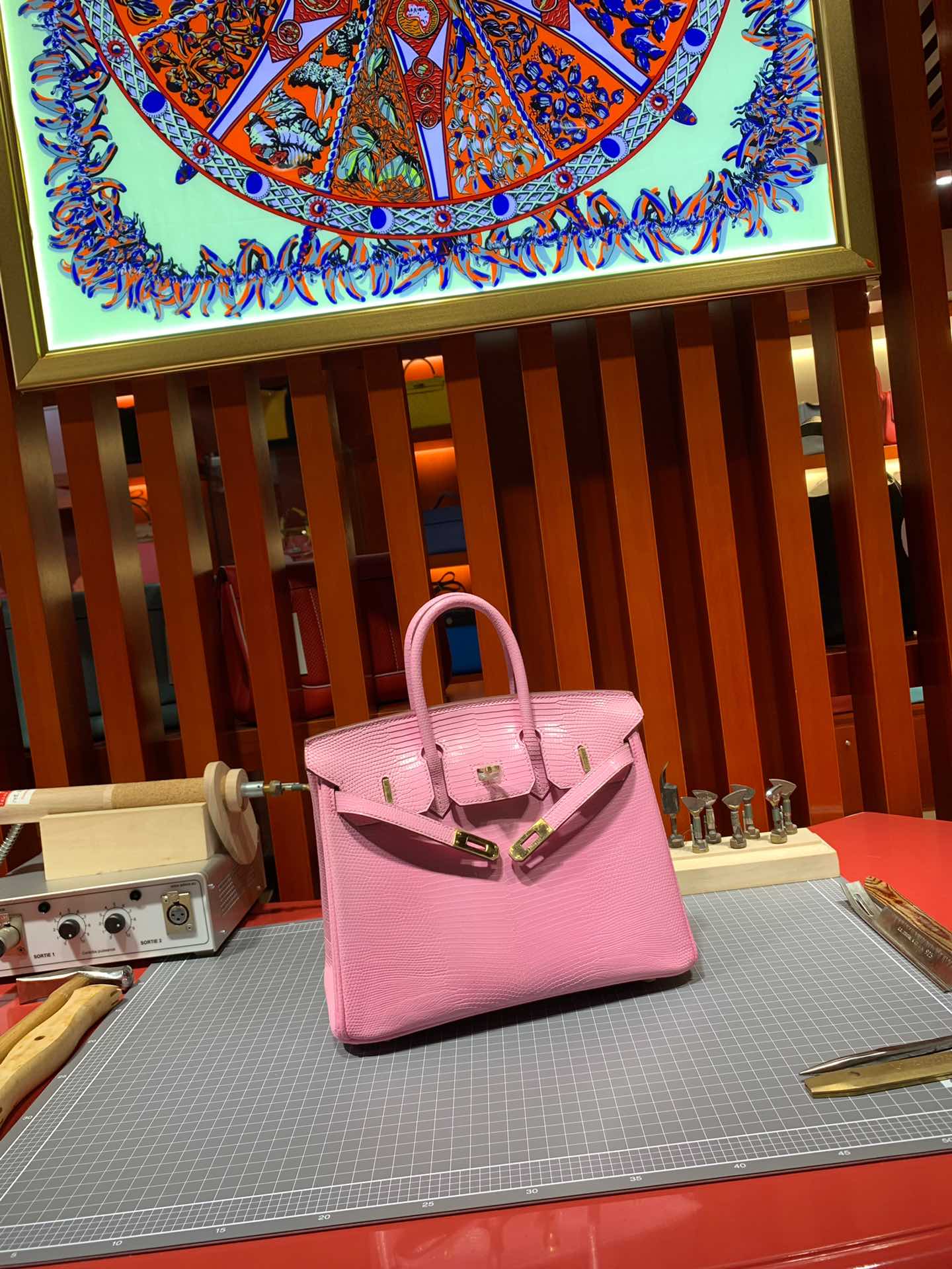 Hermes包包批发 爱马仕稀有动物皮蜥蜴皮铂金包Birkin30CM 樱花粉 金扣