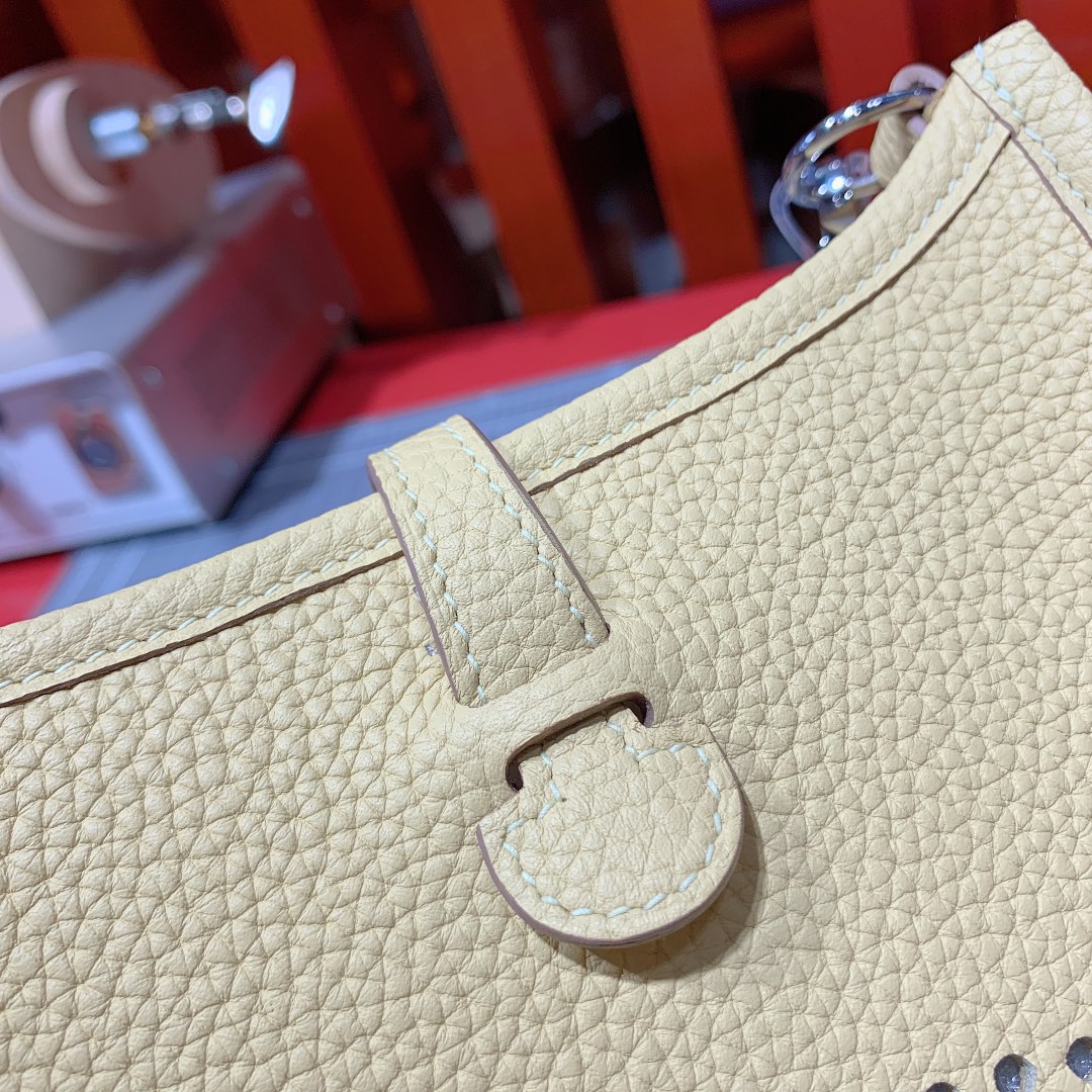 爱马仕包包官网 Hermes Mini Evelyne 小鸡黄Togo牛皮伊芙林包 银扣