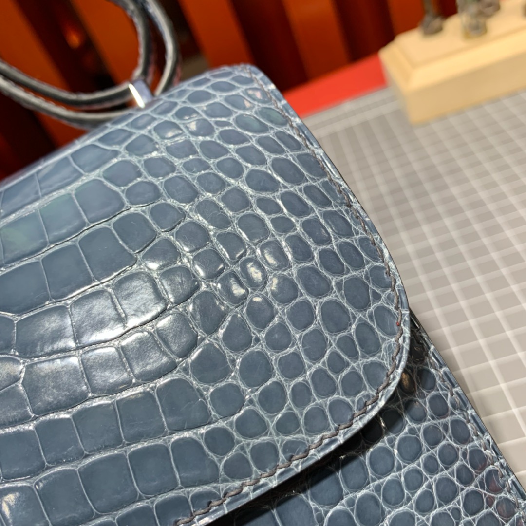 新货 爱马仕康斯坦包 Hermes Constance19CM N7风暴蓝亮面鳄鱼皮 银扣