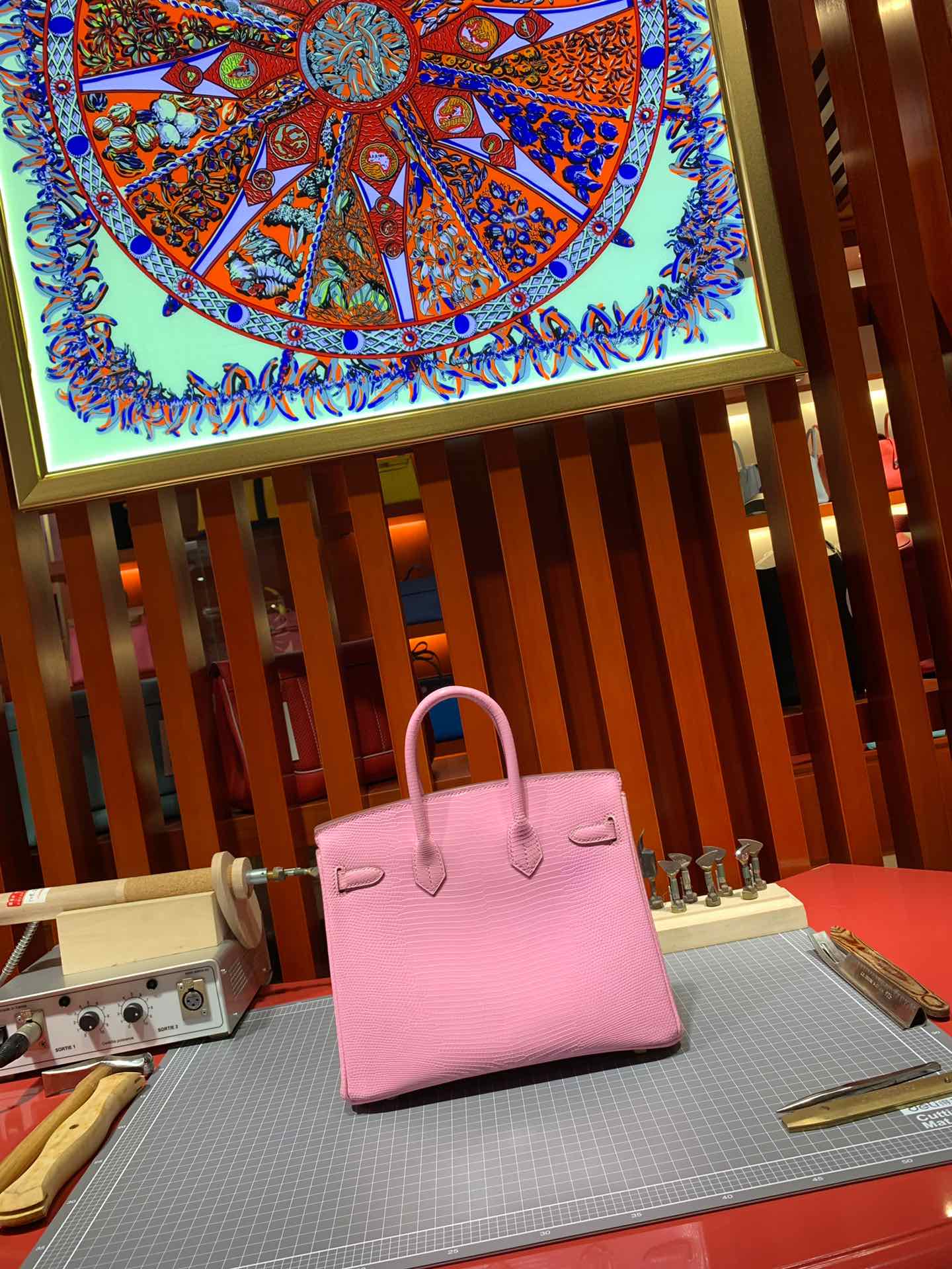 Hermes包包批发 爱马仕稀有动物皮蜥蜴皮铂金包Birkin30CM 樱花粉 金扣