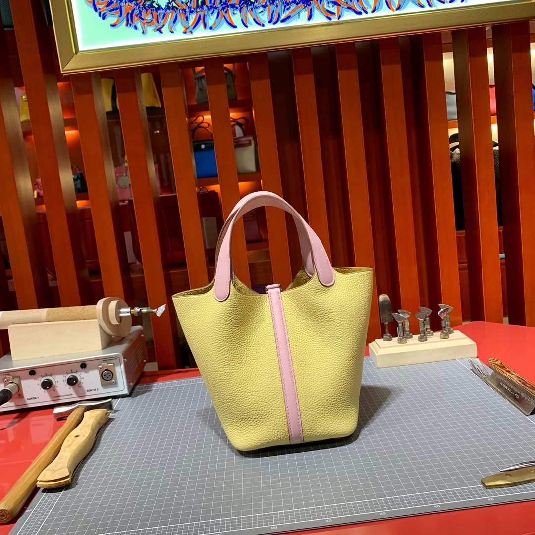 现货 Hermes Picotin18CM 爱马仕拼色菜篮子包 小鸡黄拼奶昔粉Togo皮 银扣