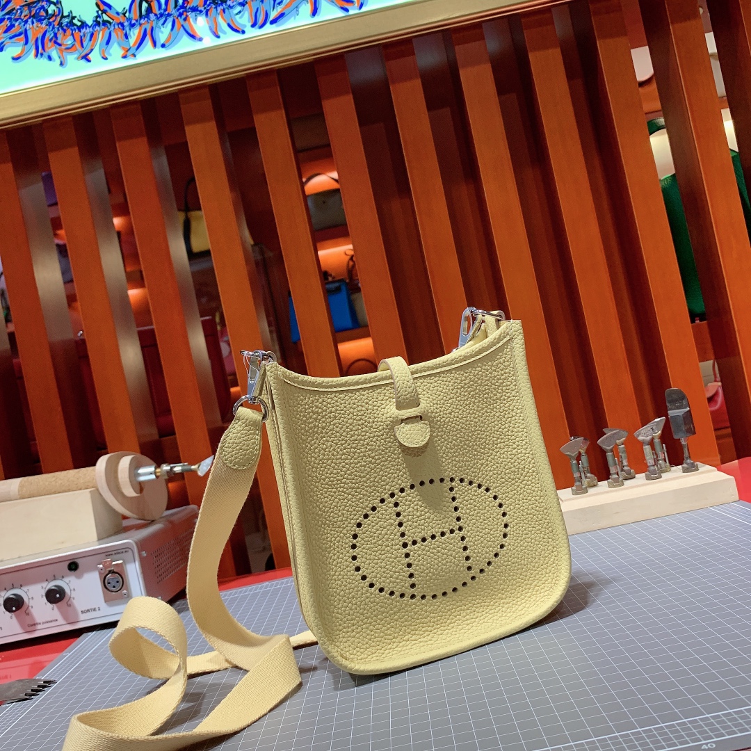爱马仕包包官网 Hermes Mini Evelyne 小鸡黄Togo牛皮伊芙林包 银扣