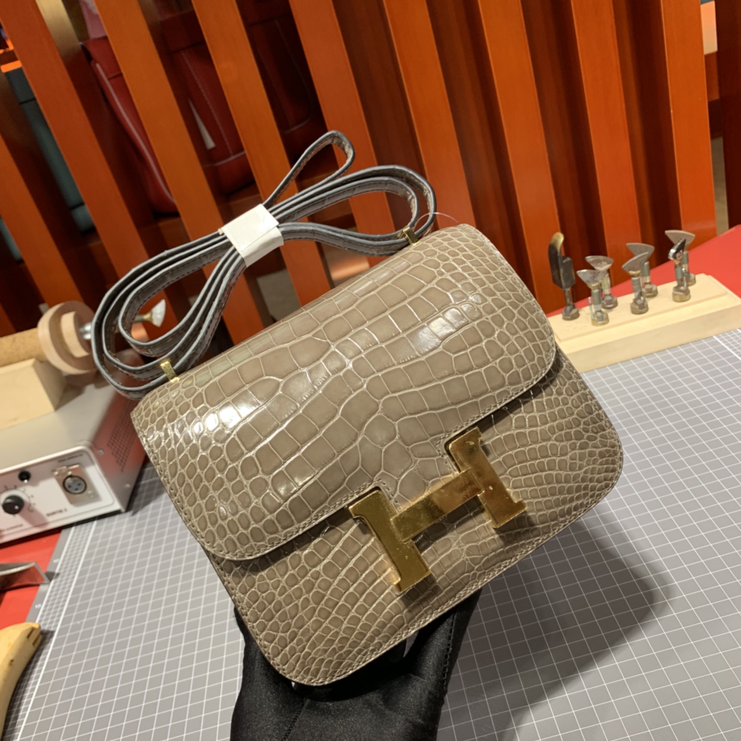 爱马仕空姐包价格 Hermes Constance19CM CK18大象灰美洲鳄鱼皮 金扣