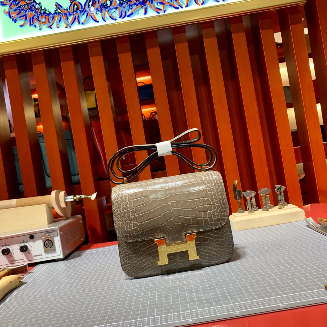 爱马仕空姐包价格 Hermes Constance19CM CK18大象灰美洲鳄鱼皮 金扣