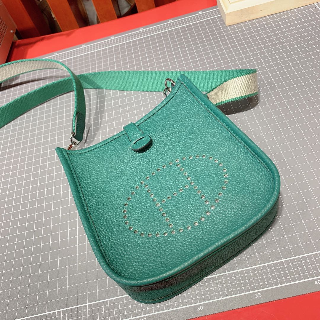 爱马仕单肩斜挎女包 Hermes Mini Evelyne 孔雀绿Togo牛皮伊芙林包 银扣