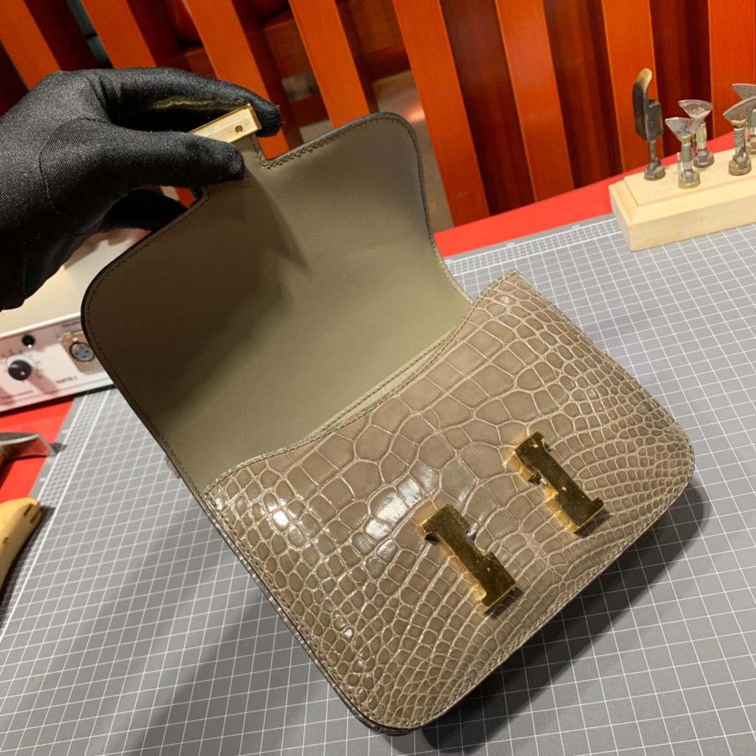 爱马仕空姐包价格 Hermes Constance19CM CK18大象灰美洲鳄鱼皮 金扣