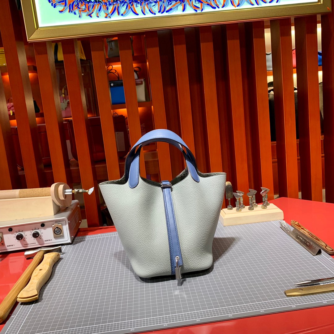 现货 爱马仕菜篮子包 Hermes海鸥灰Togo皮拼玛瑙蓝Swift皮Picotin18CM水桶包 银扣