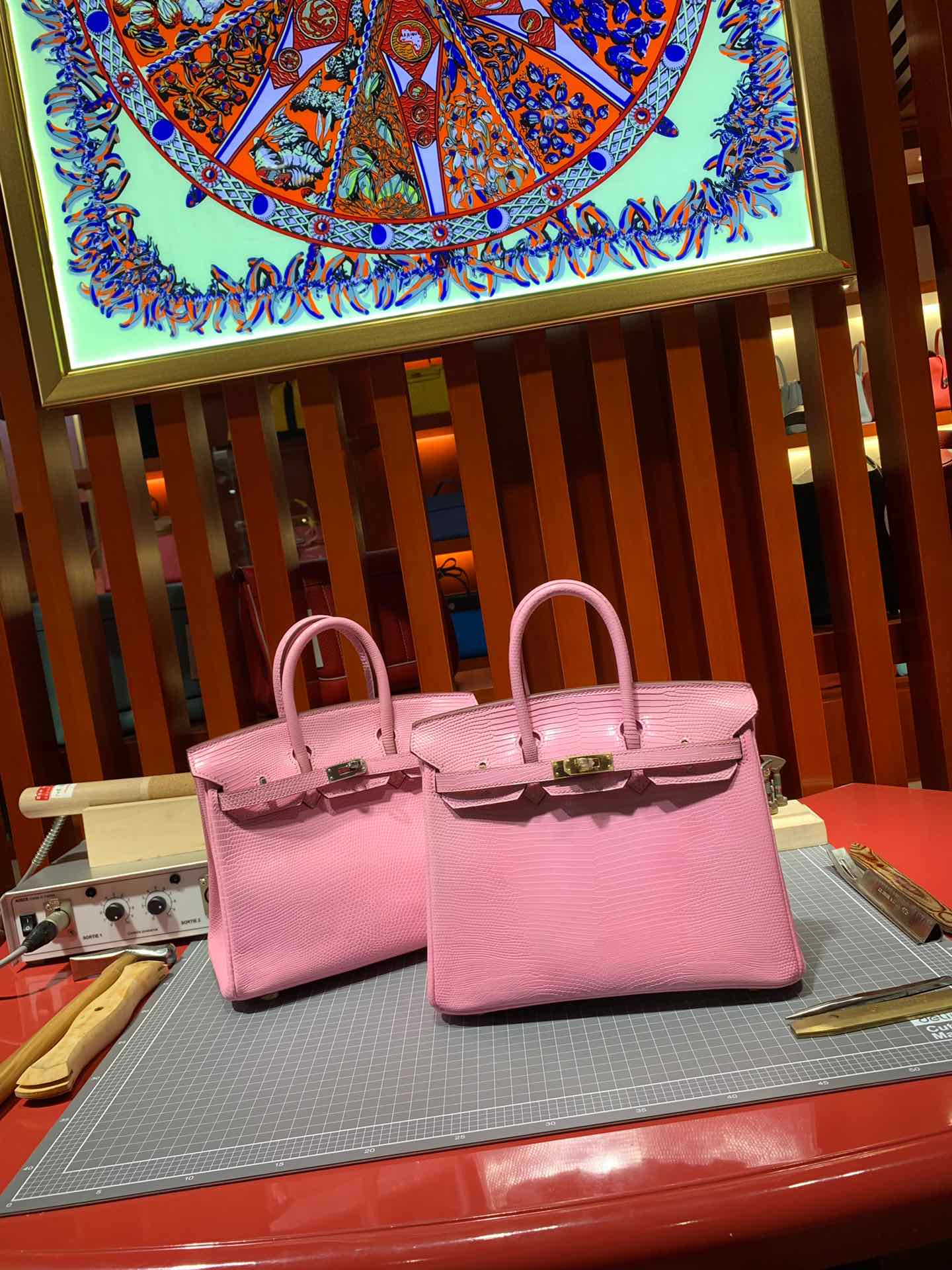 Hermes包包批发 爱马仕稀有动物皮蜥蜴皮铂金包Birkin30CM 樱花粉 金扣
