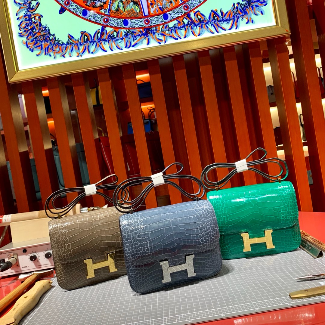 新货 爱马仕康斯坦包 Hermes Constance19CM N7风暴蓝亮面鳄鱼皮 银扣