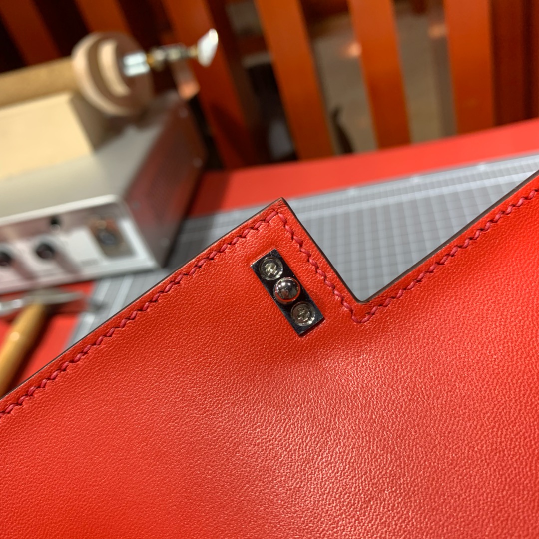 新出 Hermes Verrou17CM 爱马仕D5珊瑚红亮光鳄鱼皮手枪包 银扣