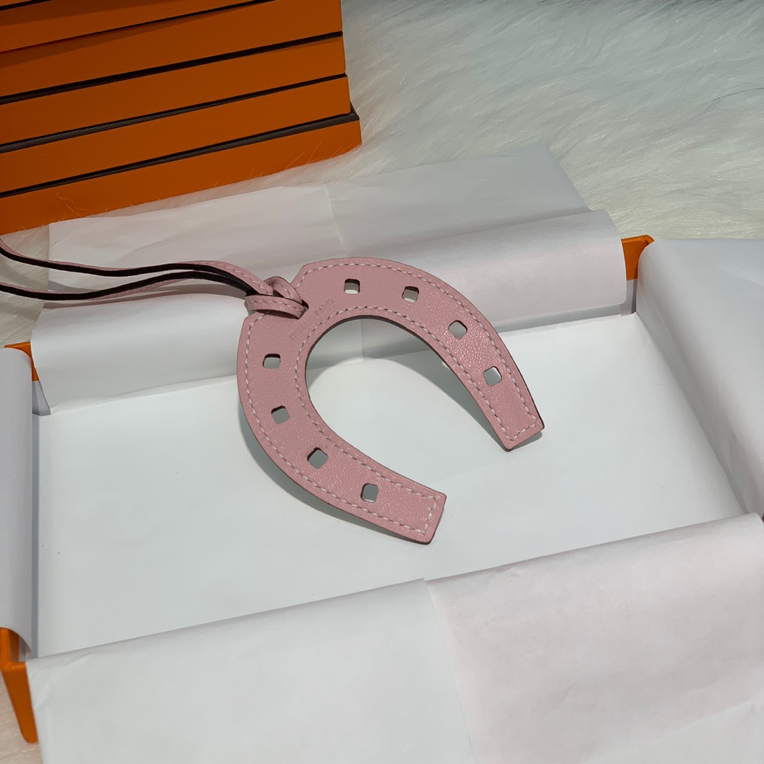 爱马仕挂件批发 Hermes多色原厂绵羊皮纯手工缝制包包马蹄挂件挂饰