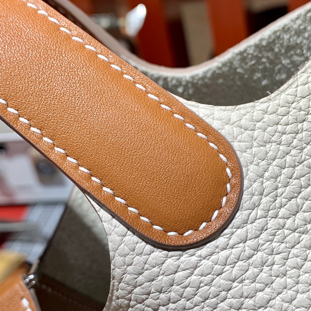 现货 Hermes Picotin18CM 爱马仕奶昔白Togo皮拼土黄色Swift皮水桶包 银扣