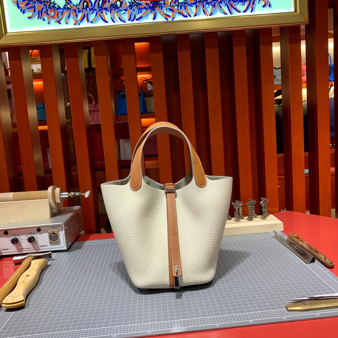 现货 Hermes Picotin18CM 爱马仕奶昔白Togo皮拼土黄色Swift皮水桶包 银扣