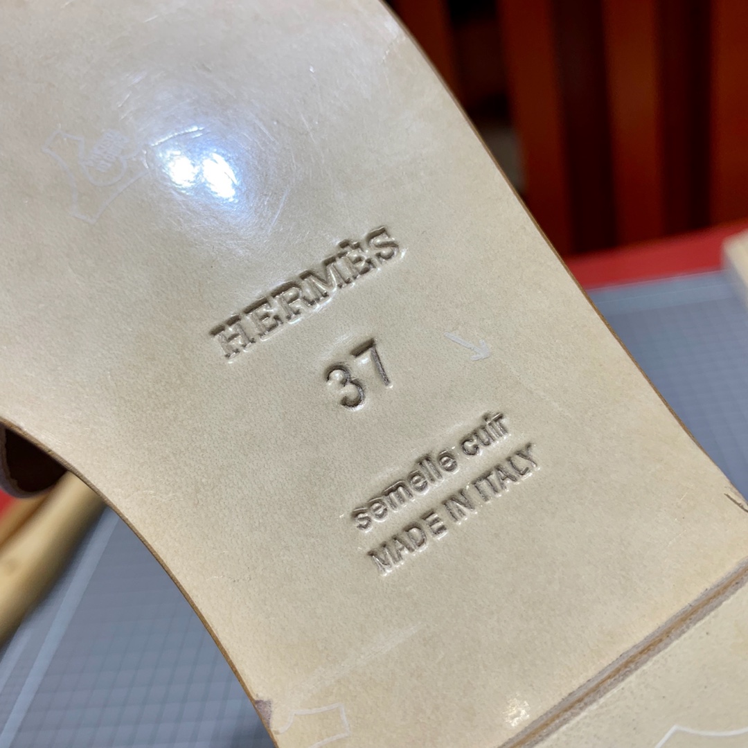 Hermes女士凉鞋 爱马仕原厂Swift牛皮平底猪鼻子拖鞋 白色 34-41码
