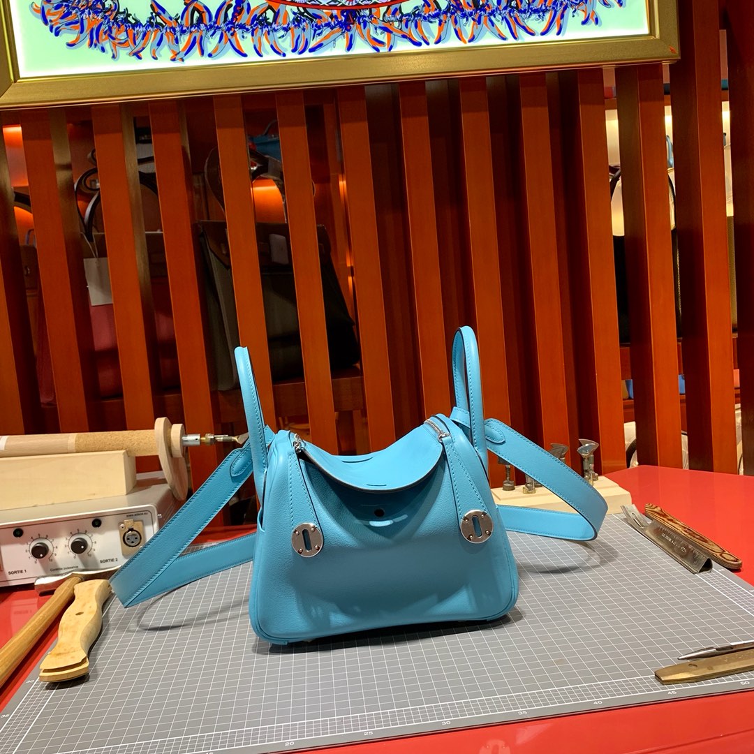 爱马仕琳迪包价格 Hermes Mini Lindy 20cm P3北方蓝Swift牛皮 银扣