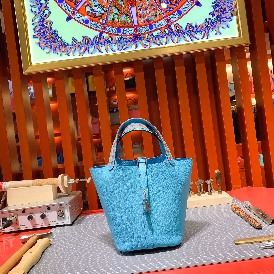 爱马仕菜篮子包价格 Hermes2019新色北方蓝手掌纹牛皮Picotin18CM编织手柄