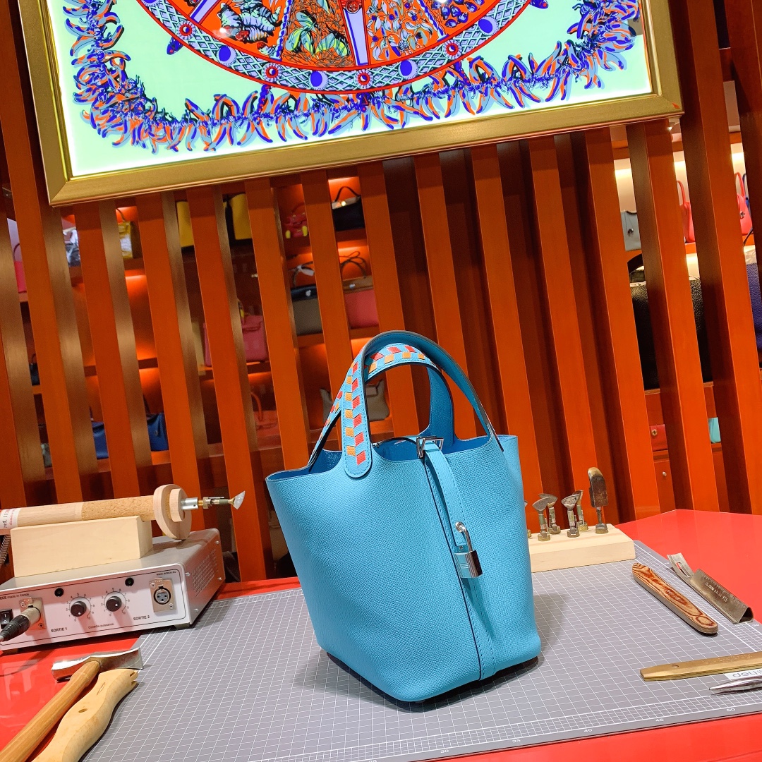爱马仕菜篮子包价格 Hermes2019新色北方蓝手掌纹牛皮Picotin18CM编织手柄