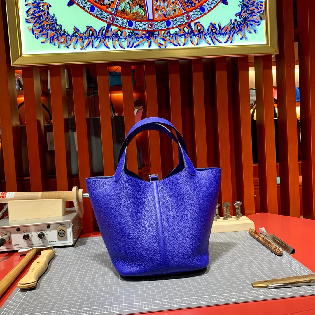 Hermes经典款包包 爱马仕电光蓝Togo皮菜篮子包Picotin22CM 银扣