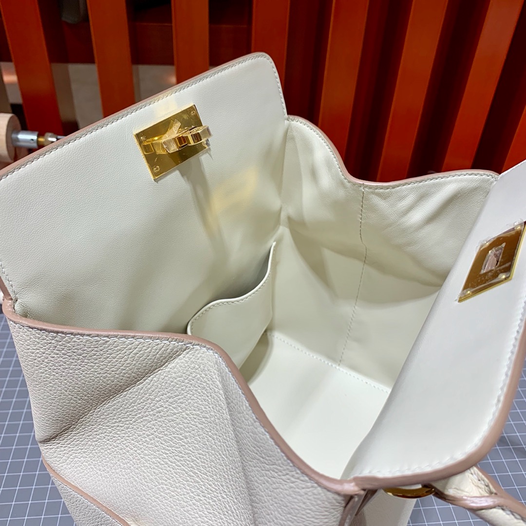 Hermes包包货源 爱马仕evercolor皮Toolbox20cm牛奶盒子包 奶昔白