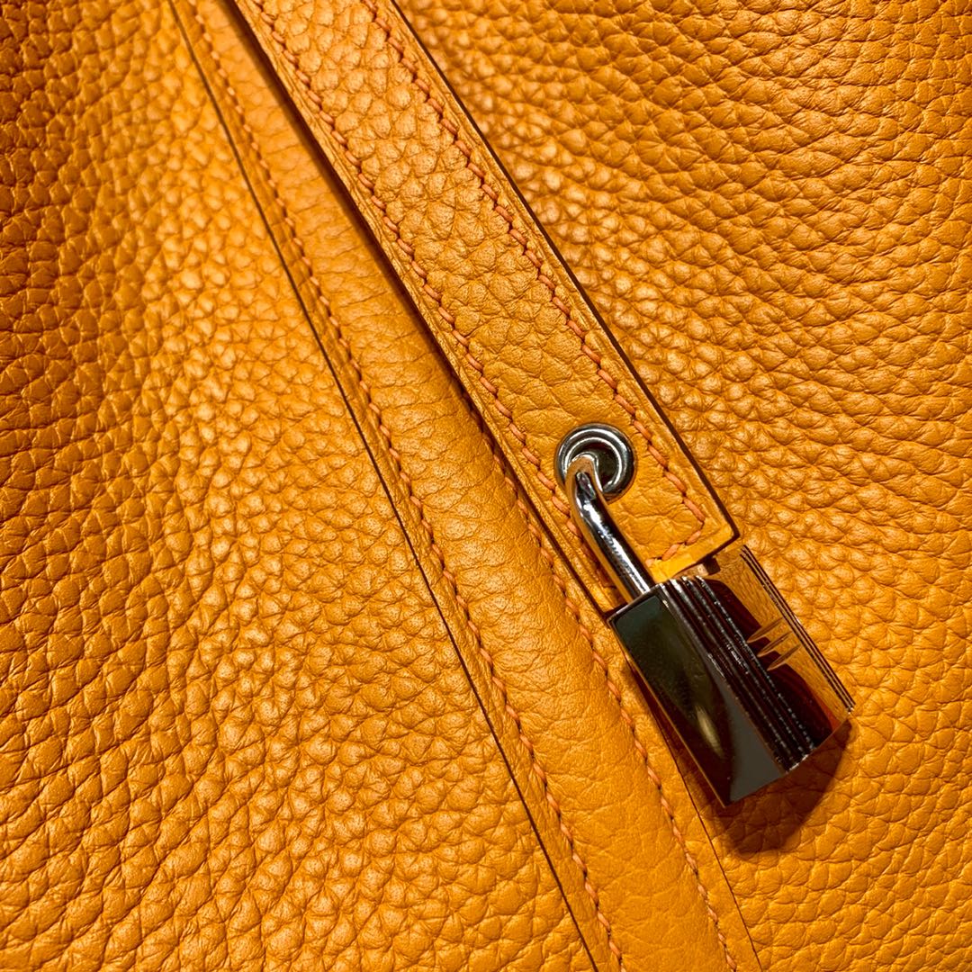 爱马仕水桶包价格 Hermes Picotin Lock22CM 杏黄色进口荔枝纹牛皮 银扣
