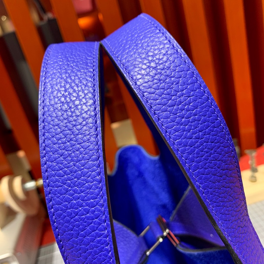 Hermes经典款包包 爱马仕电光蓝Togo皮菜篮子包Picotin22CM 银扣
