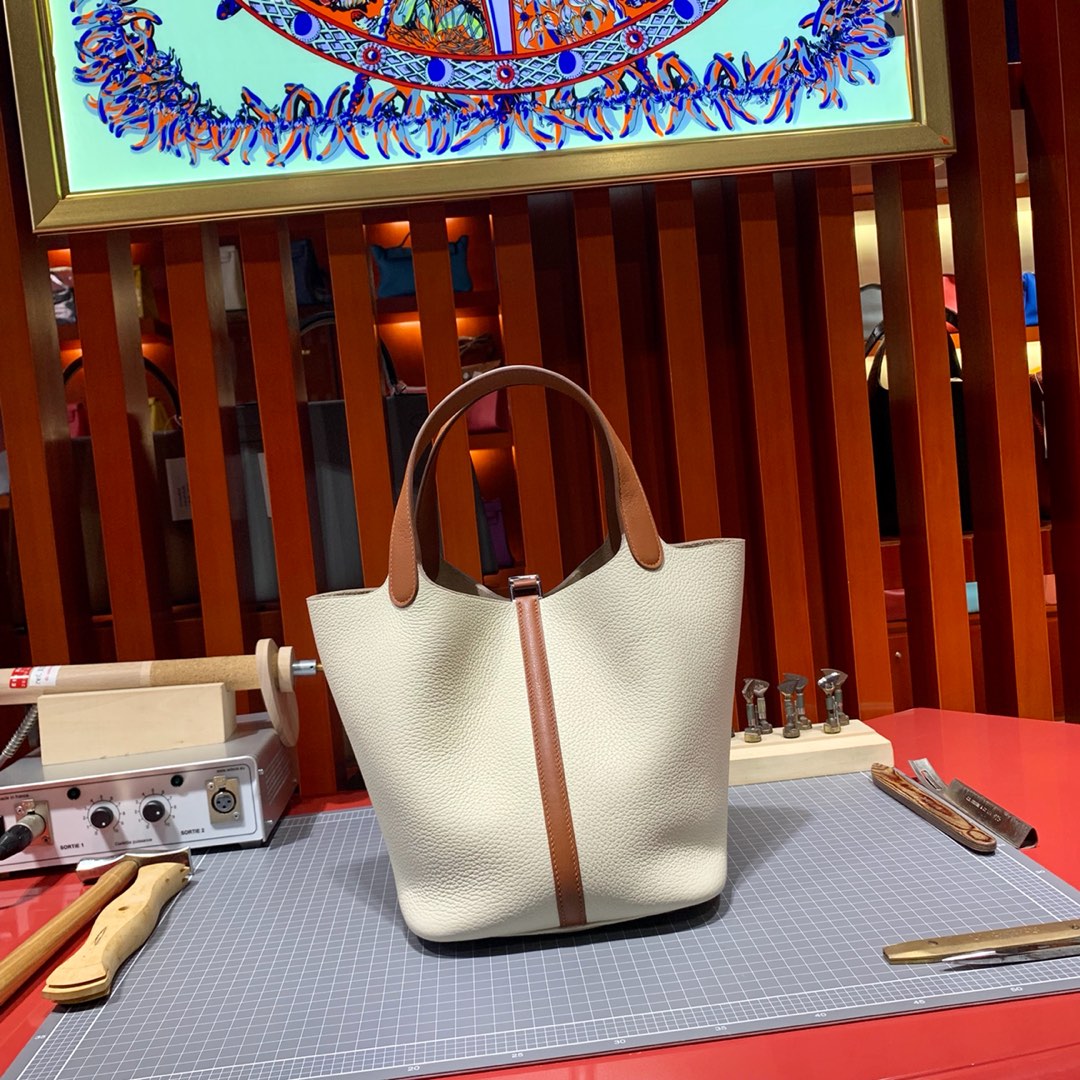 Hermes女包价格 爱马仕拼色菜篮子包Picotin22CM 奶昔白拼土黄 银扣