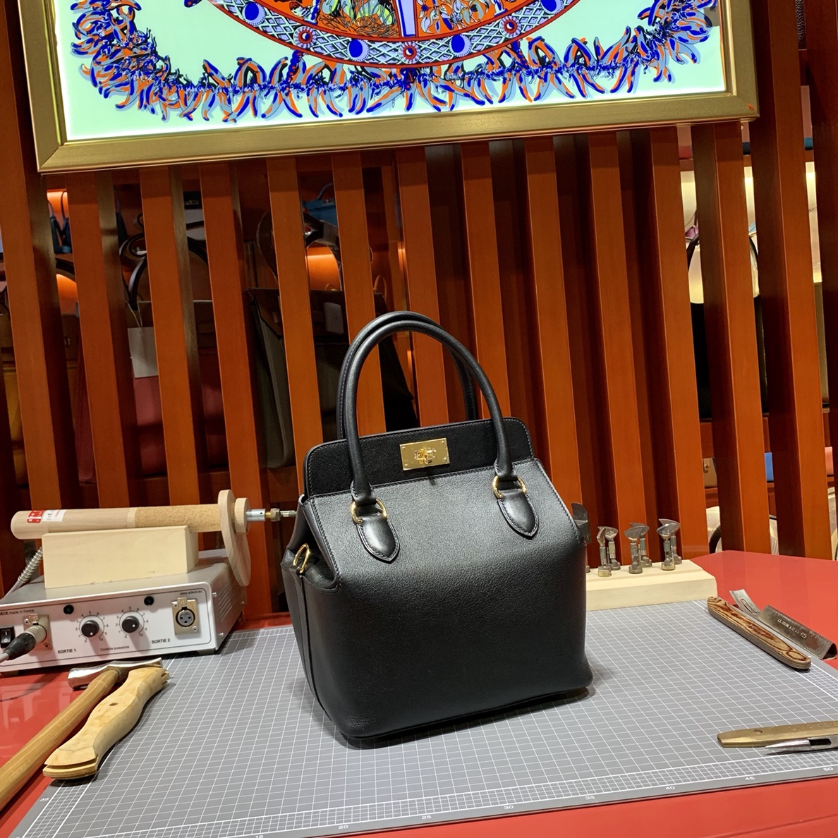 爱马仕女包批发 Hermes Toolbox20CM 黑色Swift牛皮工具盒子包 金扣