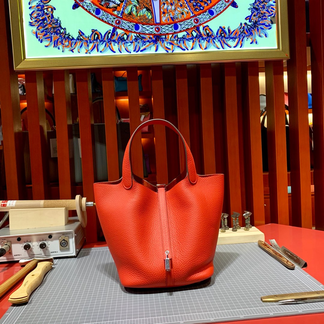 爱马仕包包官网 Hermes Picotin22CM 蕃茄红荔枝纹牛皮水桶包 银扣