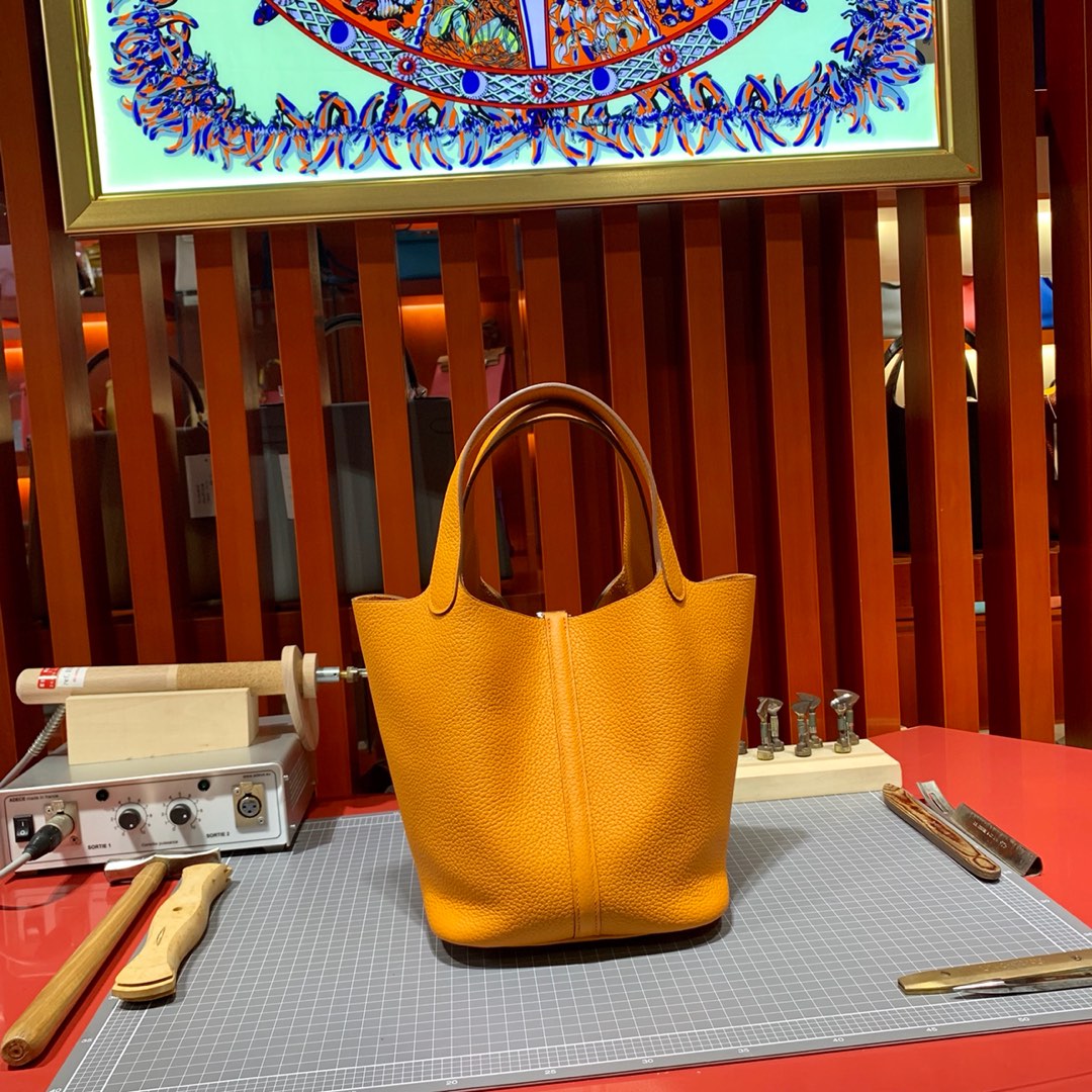 爱马仕水桶包价格 Hermes Picotin Lock22CM 杏黄色进口荔枝纹牛皮 银扣