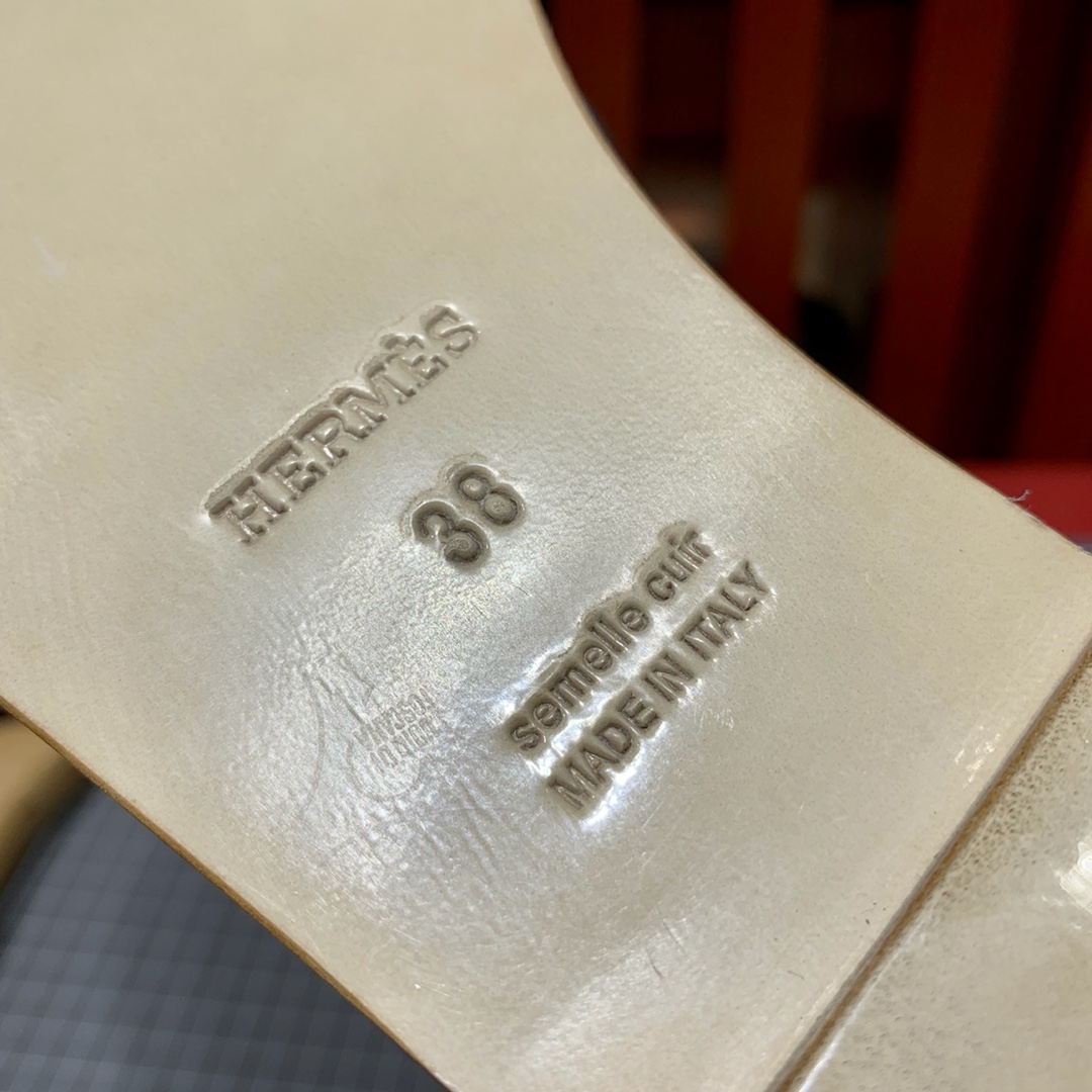爱马仕拖鞋价格 Hermes银色原厂Swift牛皮猪鼻子平底拖鞋34-41码
