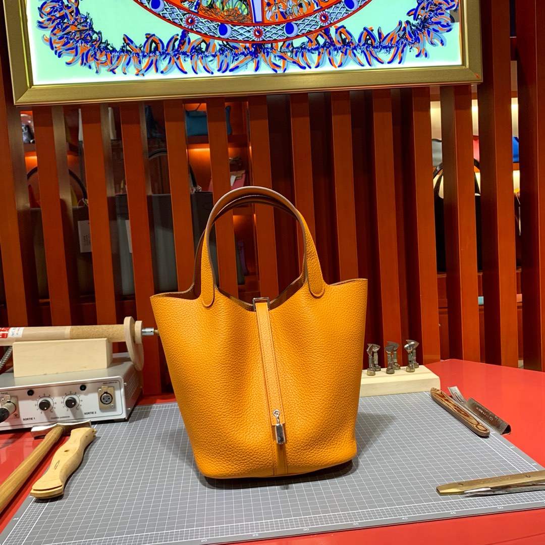 爱马仕水桶包价格 Hermes Picotin Lock22CM 杏黄色进口荔枝纹牛皮 银扣