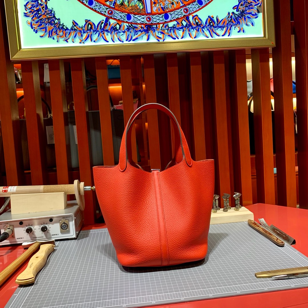 爱马仕包包官网 Hermes Picotin22CM 蕃茄红荔枝纹牛皮水桶包 银扣
