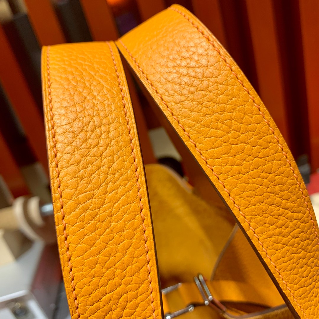 爱马仕水桶包价格 Hermes Picotin Lock22CM 杏黄色进口荔枝纹牛皮 银扣